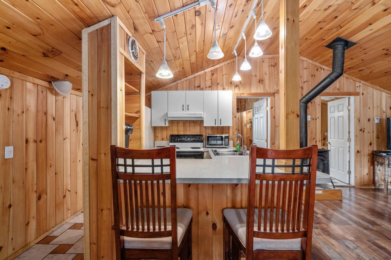 Hide-A-Way Waterfront Cottages Lake Luzerne Exterior photo