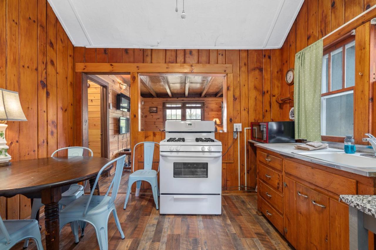 Hide-A-Way Waterfront Cottages Lake Luzerne Exterior photo