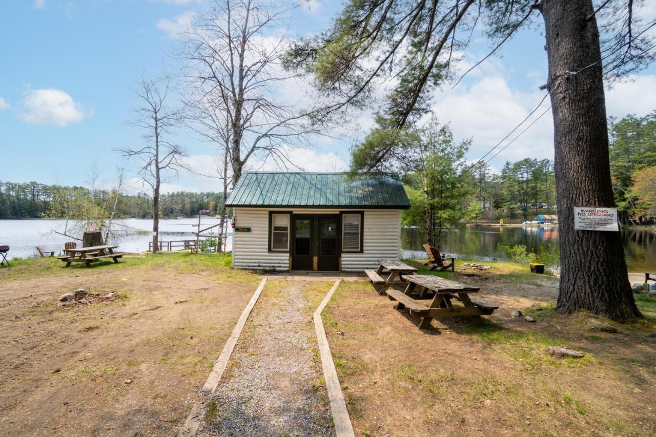 Hide-A-Way Waterfront Cottages Lake Luzerne Exterior photo