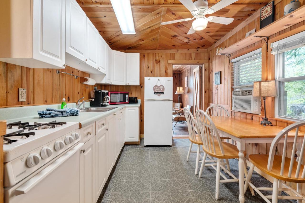 Hide-A-Way Waterfront Cottages Lake Luzerne Exterior photo
