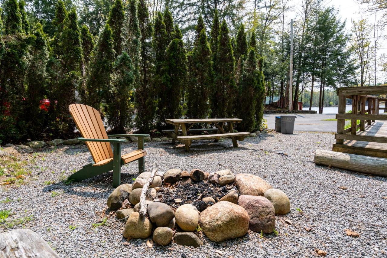 Hide-A-Way Waterfront Cottages Lake Luzerne Exterior photo