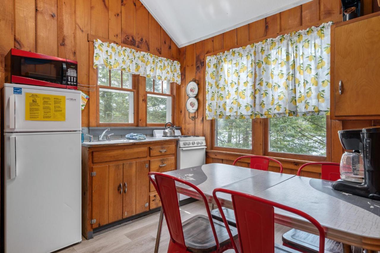 Hide-A-Way Waterfront Cottages Lake Luzerne Exterior photo
