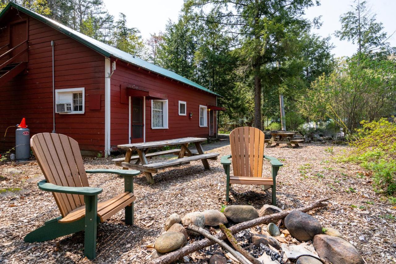Hide-A-Way Waterfront Cottages Lake Luzerne Exterior photo
